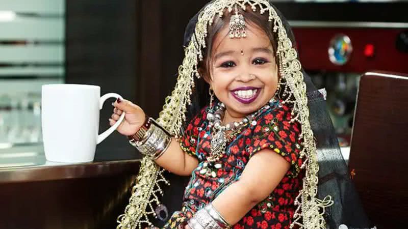A pequena Jyoti Amge, a menor mulher do mundo - Reprodução / Guinness World Records