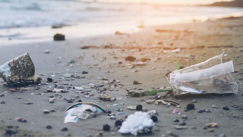 Imagem meramente ilustrativa de plástico jogado em praia - Divulgação/ Freepik/ jcomp