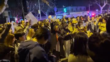 Cena do "protesto dos papéis brancos" - Divulgação/YouTube/白纸革命