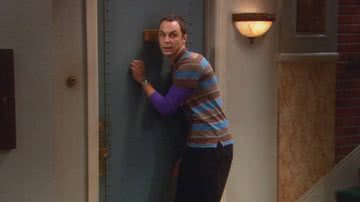 Sheldon batendo na porta de Penny - Divulgação / CBS