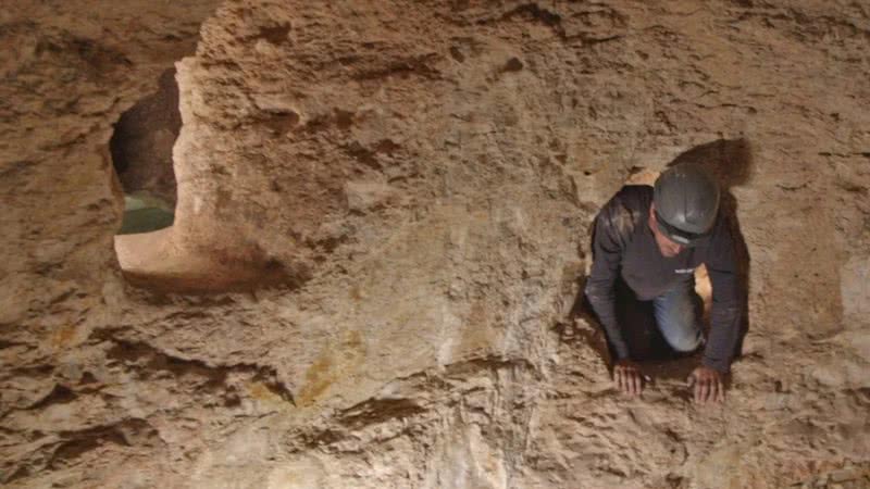 Pesquisador em túnel encontrado em Israel - Reprodução / IAA