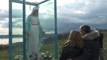 Fiéis rezam diante da estátua da Virgem de Trevignano - Reprodução/Vídeo/YouTube/LAZIOTV