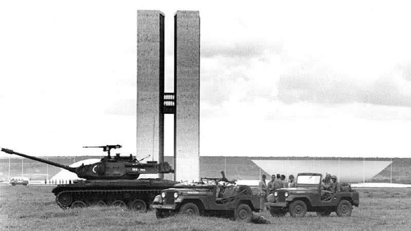 Tanque e dois jipes do Exército Brasileiro na Esplanada dos Ministérios em 1964 - Arquivo Público do Distrito Federal
