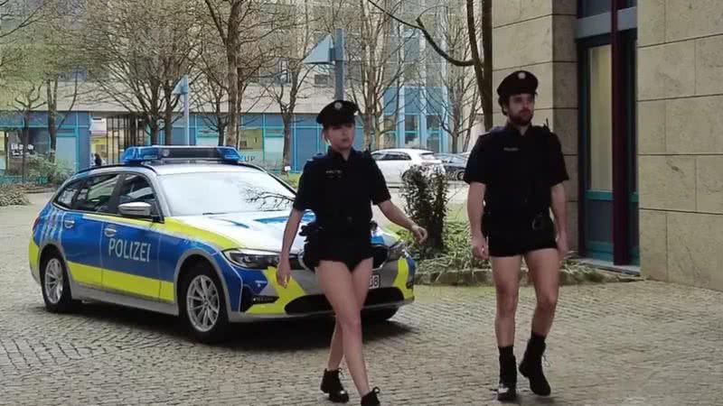 Policiais alemães sem calças em vídeo de 1º de abril - picture alliance/dpa/DPolG Bayern via DW