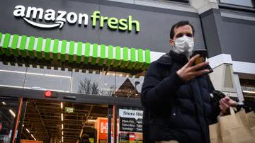 Homem saindo de loja Amazon Fresh - Getty Images