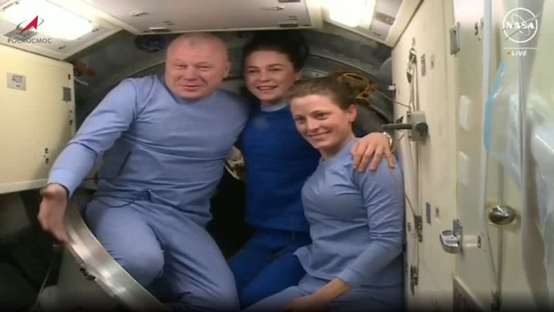 A astronauta Loral O'Hara (direita) com outros tripulantes que retornaram à Terra - Reprodução / NASA