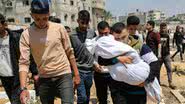 Homem um corpo após bombardeios israelenses em Rafah - Getty Images