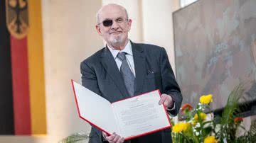 Salman Rushdie recebendo Prêmio da Paz, na Alemanha, em 2023 - Getty Imagens