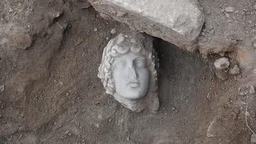 Imagem da cabeça de mármore do deus Apolo, encontrada na escavação - Divulgação/Ministério da Cultura da Grécia