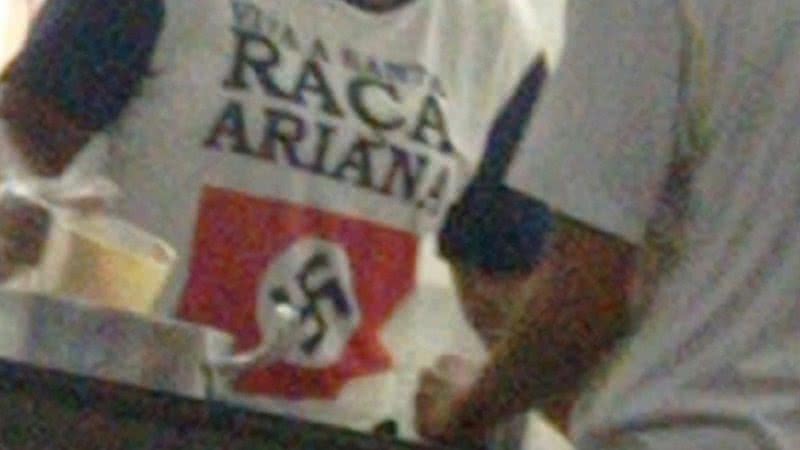 Funcionária usando camiseta com símbolo nazista - Reprodução/Redes Sociais
