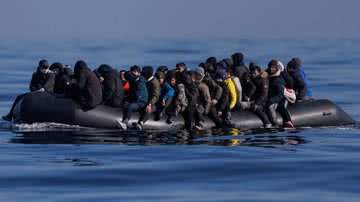 Grupo de pessoas atravessando o Canal da Mancha em bote - Getty Images
