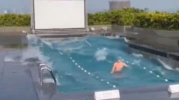 Hóspede de hotel dentro da piscina durante o terremoto - Divulgação/Redes sociais