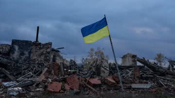 Bandeira ucraniana fincada em cidade destruída - Getty Images