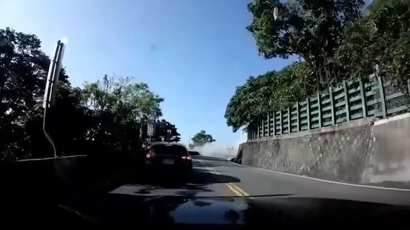 Vídeo mostra momento em que carro foi atingido por rocha - Divulgação/vídeo/UOL