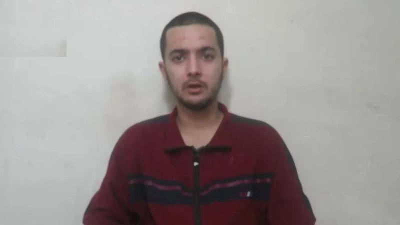 Vídeo de refém foi divulgado nesta quarta-feira, 24 - Divulgação/Brigadas Ezzedine al-Qassam