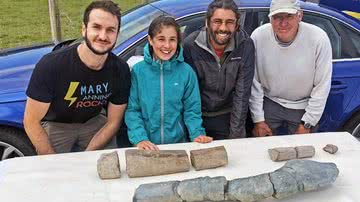 Pai e filha (ao centro) que encontraram fóssil, e dois paleontólogos envolvidos na pesquisa - Divulgação