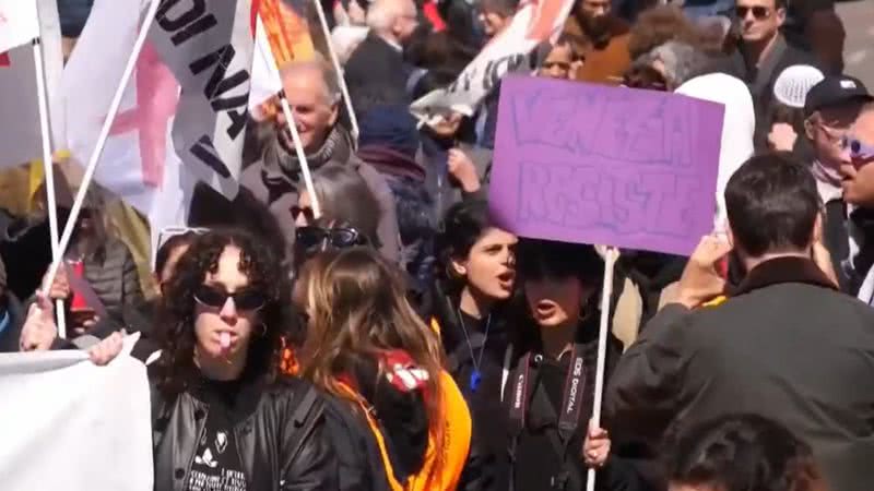 Moradores protestam contra a taxa em Veneza - Reprodução/Vídeo/Globo