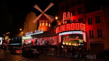 Fotografia do Moulin Rouge à noite - Foto por Christine Zenino pelo Wikimedia Commons