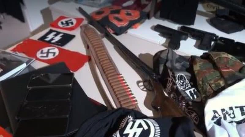 Imagens de itens de ligação neonazista apreendidos em Santa Catarina em 2022 - Reprodução / Vídeo / G1
