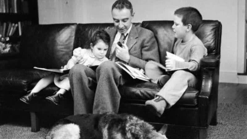 Robert Oppenheimer com os filhos Toni e Peter - Reprodução / Niels Bohr Library e Archives Collection