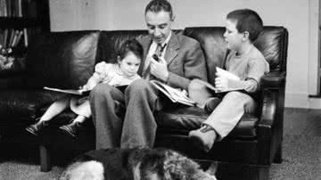 Robert Oppenheimer com os filhos Toni e Peter - Reprodução / Niels Bohr Library e Archives Collection