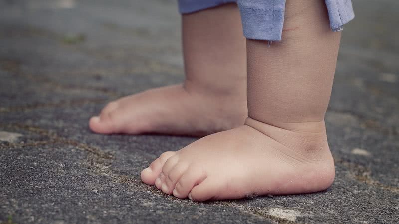 Imagem ilustrativa de pés de criança - Foto de FeeLoona, via Pixabay