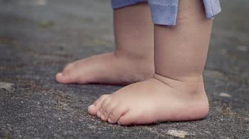 Imagem ilustrativa de pés de criança - Foto de FeeLoona, via Pixabay