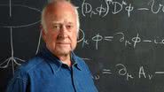 O vencedor do Nobel de Física, Peter Higgs - Wikimedia Commons, sob licença Creative Commons