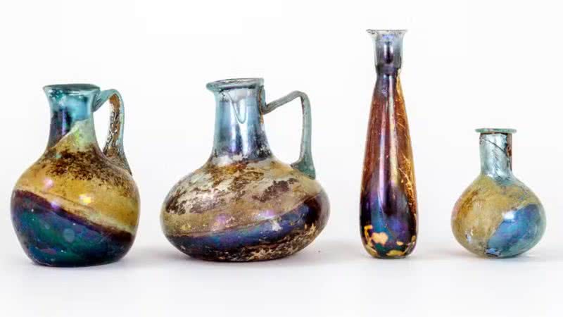 Vasos encontrados em sepulturas - Reprodução / Inrap