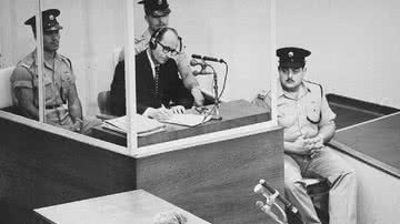 Adolf Eichmann em seu julgamento - Israel Government Press Office via Encyclopedia USHMM
