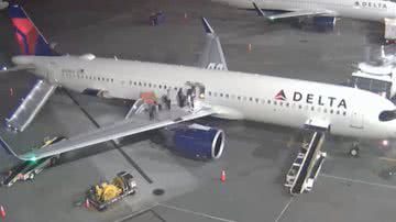 Passageiros evacuando a aeronave que pegou fogo - Reprodução/Vídeo/CNN Brasil