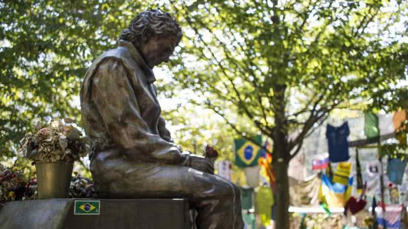 Estátua de Ayrton Senna, em Ímola - Reprodução / Redes sociais / @joaopcquesado