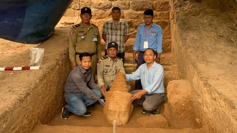 Arqueólogos com a cabeça de estátua de deus Deva descoberta no Camboja - Divulgação/APSARA