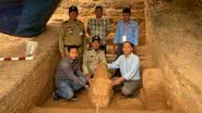 Arqueólogos com a cabeça de estátua de deus Deva descoberta no Camboja - Divulgação/APSARA
