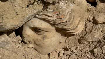 A cabeça encontrada durante escavação - Reprodução / Celal Şimşek