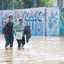 Mulheres em meio a enchente no Rio Grande do Sul