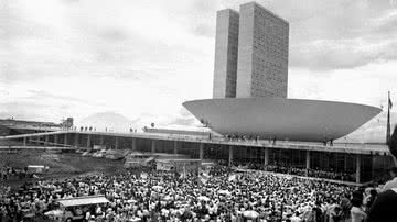 Manifestação popular em Brasília em janeiro de 1985 - Wikimedia Commons/Senado Federal