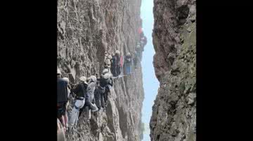Alpinistas em montanha na China - Divulgação/Twitter