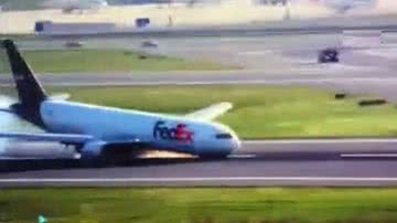 Avião arrastou fuselagem na pista - Divulgação/vídeo/UOL