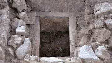 Caixa de pedra foi encontrada por arqueólogos - Divulgação/Maurício Marat