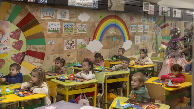 Escola ucraniana improvisada em estação de metrô - Getty Images