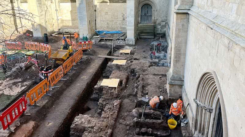 Fotografia tirada em meio às escavações - Divulgação/Catedral de Exeter