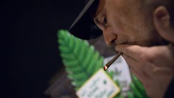 Homem fumando maconha - Getty Images