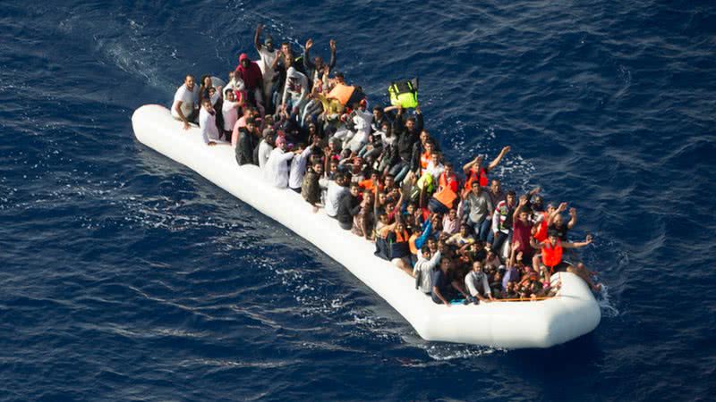 Imagem ilustrativa de imigrantes em alto-mar - Licença Creative Commons via Flickr