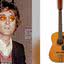 John Lennon (à esqu.) e o violão (à dir.)