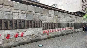 Imagem das pichações no memorial do Holocausto - Reprodução/Redes Sociais/X/@ast12317