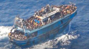 Fotografia da embarcação que naufragou e vitimou centenas de pessoas em 2023 - Divulgação/Hellenic coasguard