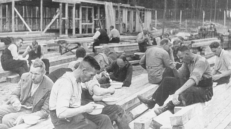 Prisioneiros almoçando durante construção do campo de concentração de Stutthof - Domínio Público via Wikimedia Commons