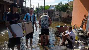 Moradores do Quilombo dos Machado tentam salvar seus pertences - Reprodução/Instagram/@quilombodosmachado