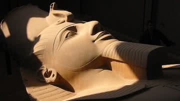 Fotografia de estátua do faraó Ramsés II - Foto por Niedernberg pelo Wikimedia Commons